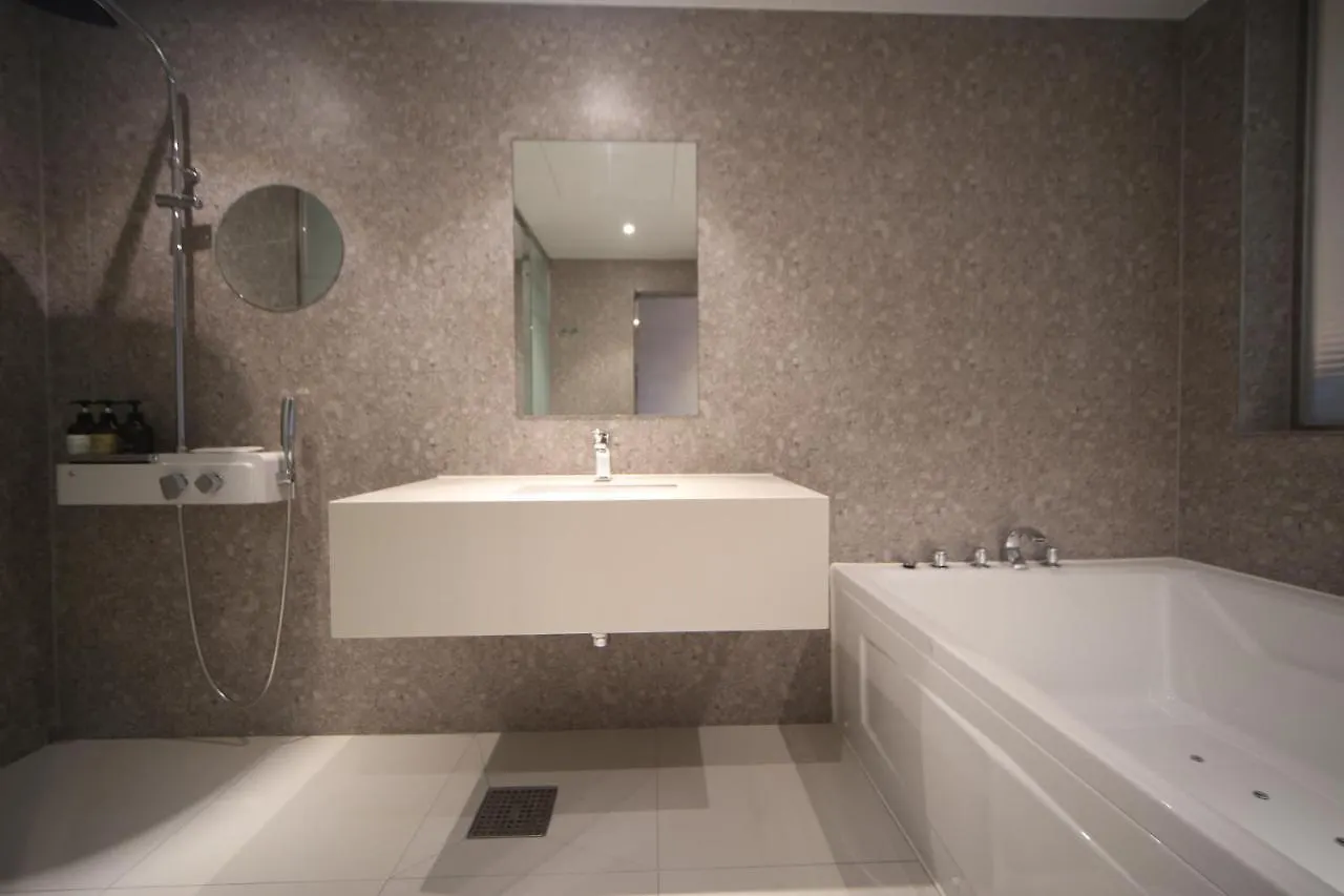 Hound Hotel Junggwan Busan 0*,